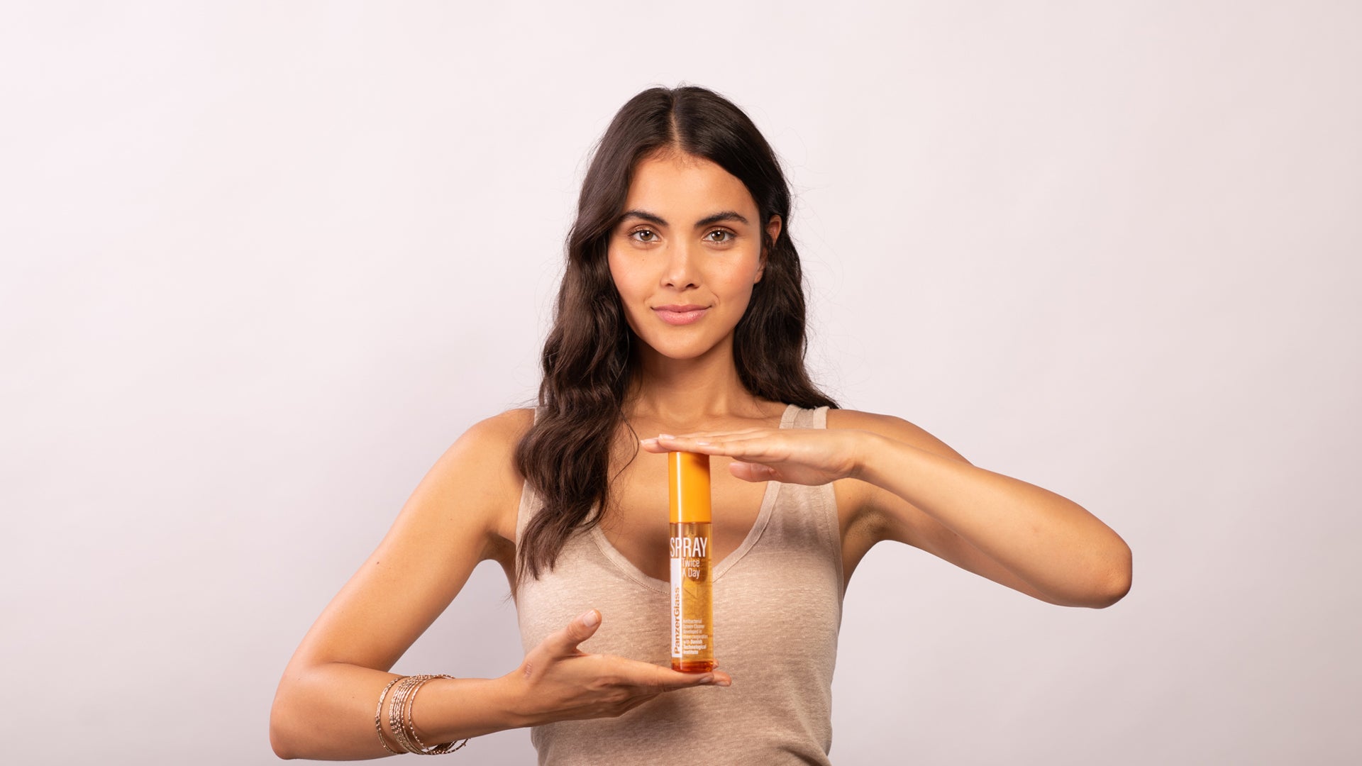 Spray Twice A Day reinigt Oberflächen und Bildschirme effektiv von Schmutz und Bakterien ohne Zusatz von Alkohol, Duftstoffen, Ammoniak oder dergleichen